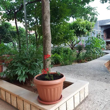 Jardin With Free Cowered Parking * ザダル