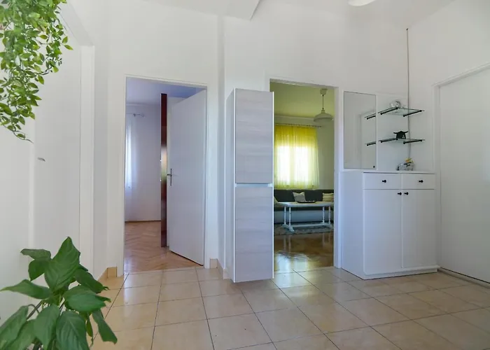 Jardin With Free Cowered Parking *