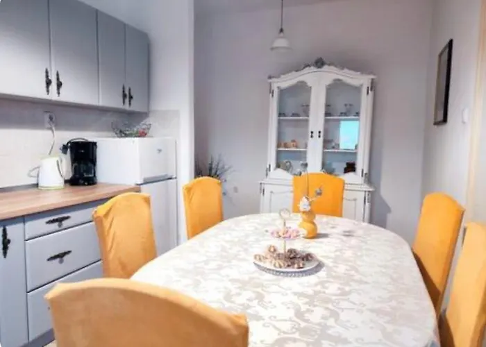 Jardin With Free Cowered Parking Tatil Evi Zadar