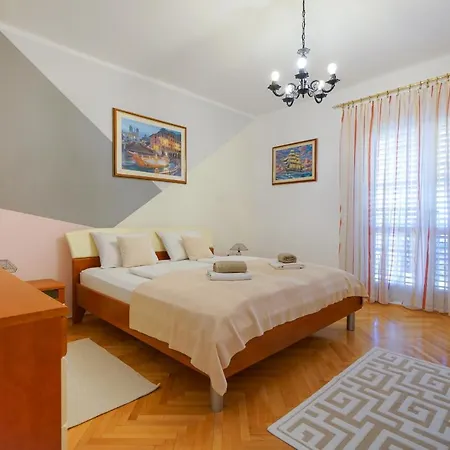 Jardin With Free Cowered Parking Zadar