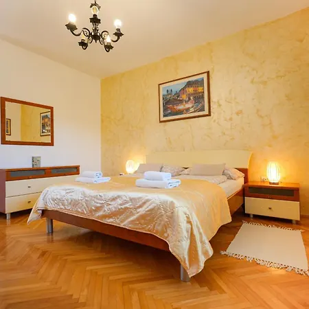 Jardin With Free Cowered Parking Zadar