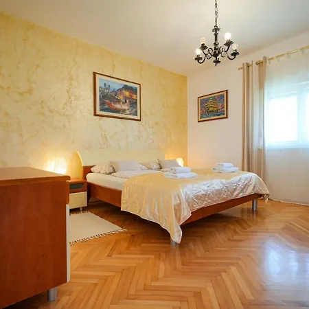 Jardin With Free Cowered Parking Prázdninový dům Zadar