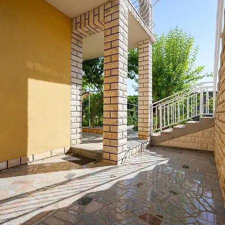 Jardin With Free Cowered Parking Zadar